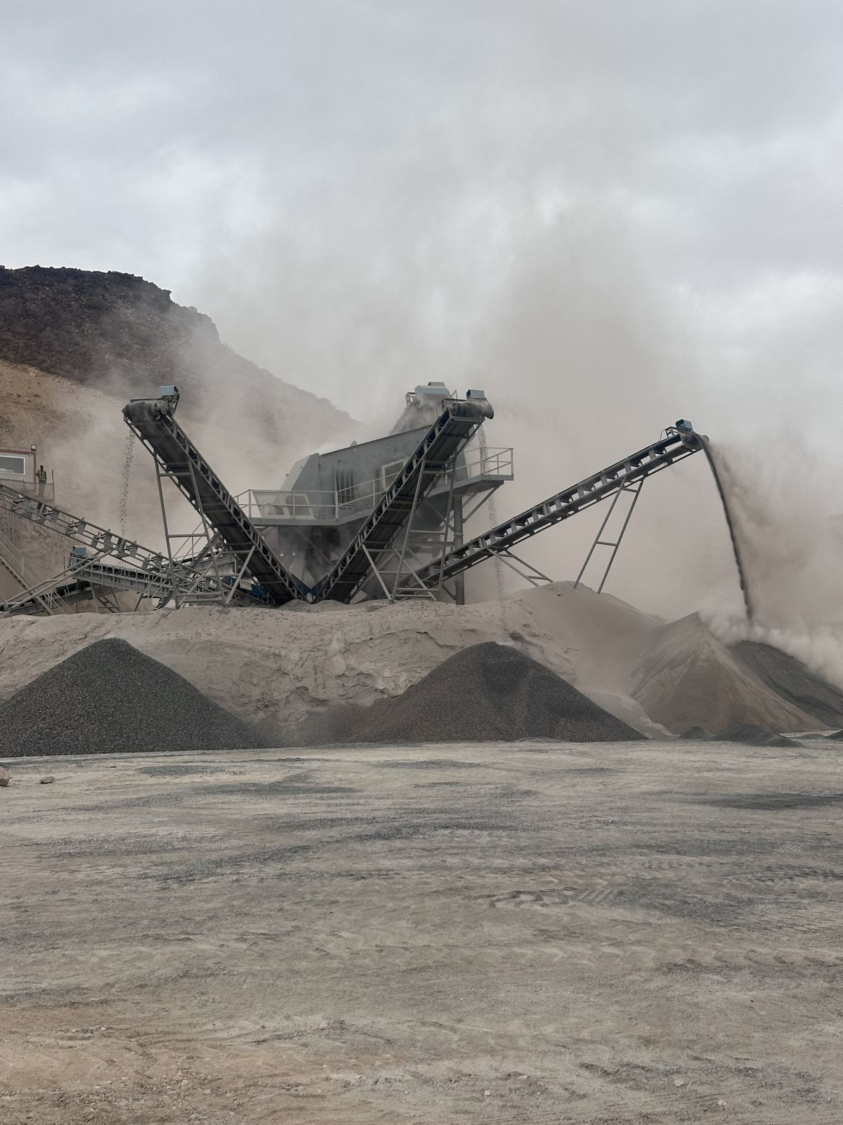 SCC crushing plant with conveyors feeding gravel stockpiles